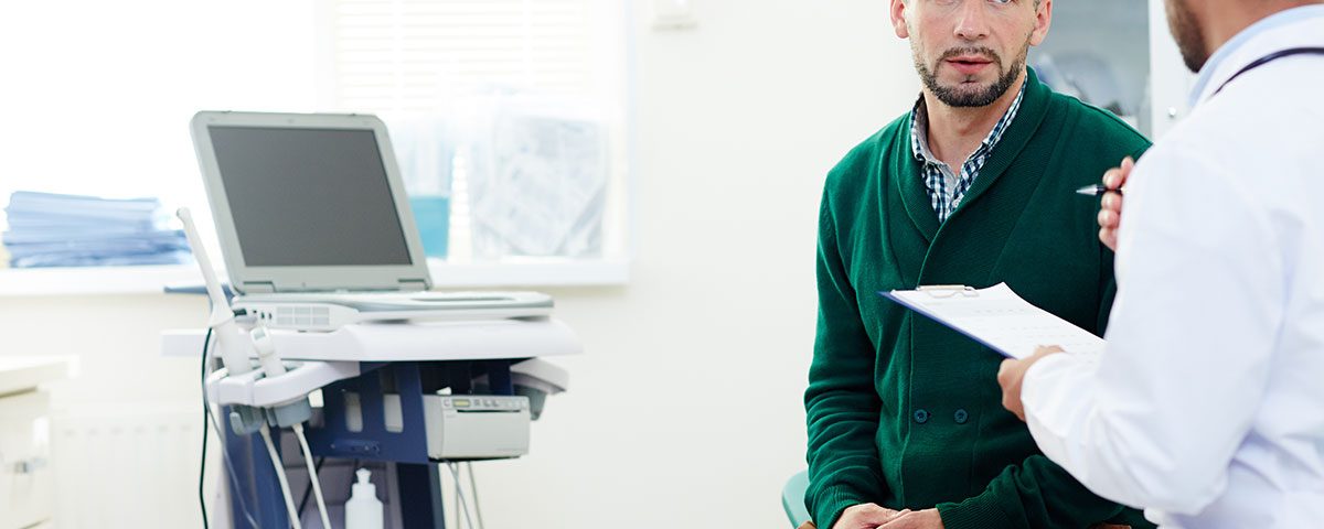 paciente escucha atentamente al profesional m├®dico