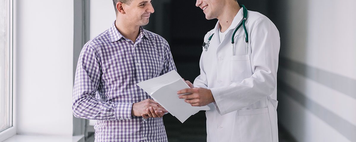 m├®dico informando a paciente