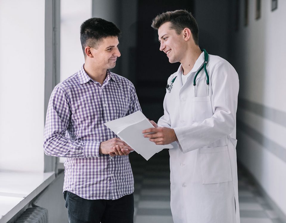 m├®dico informando a paciente