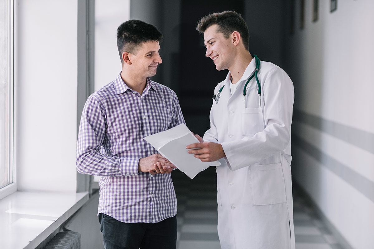 m├®dico informando a paciente